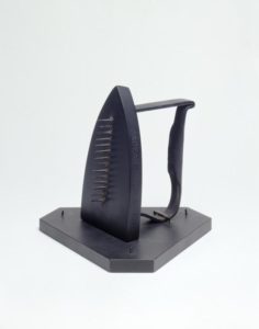 Regalo - Ferro da stiro con chiodi (Cadeau) di Man Ray