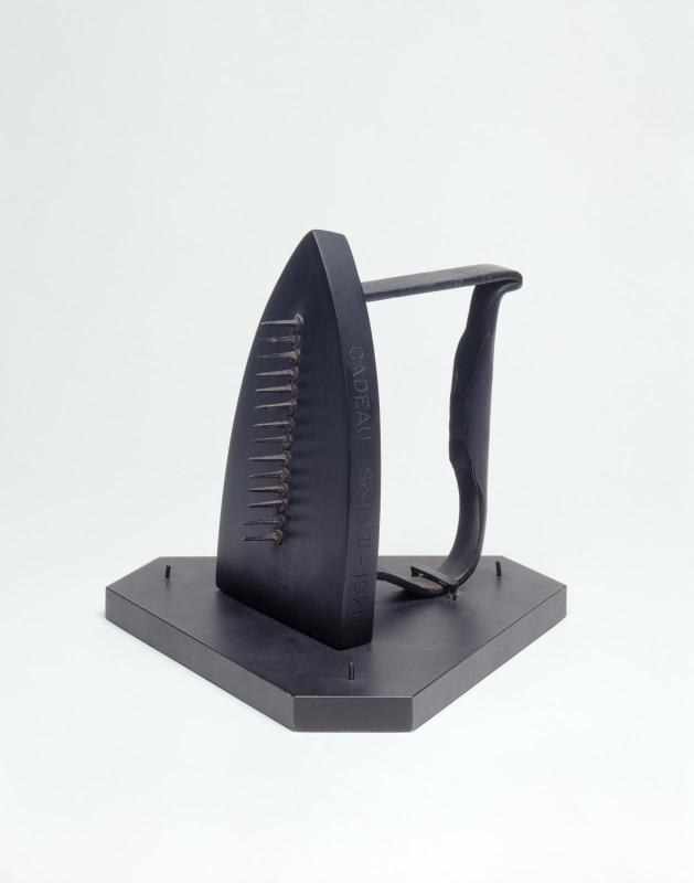 Regalo - Ferro da stiro con chiodi (Cadeau) di Man Ray