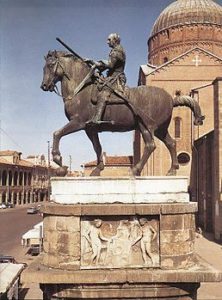 Monumento equestre del Gattamelata di Donatello particolare della piazza