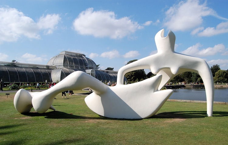 Reclining figure di Henry Moore