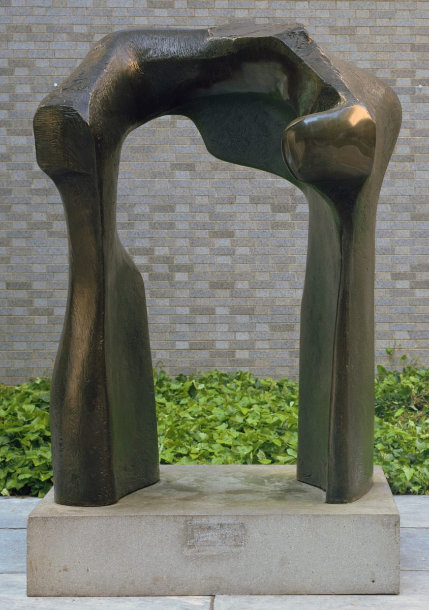 Grande torso: arco di Henry Moore