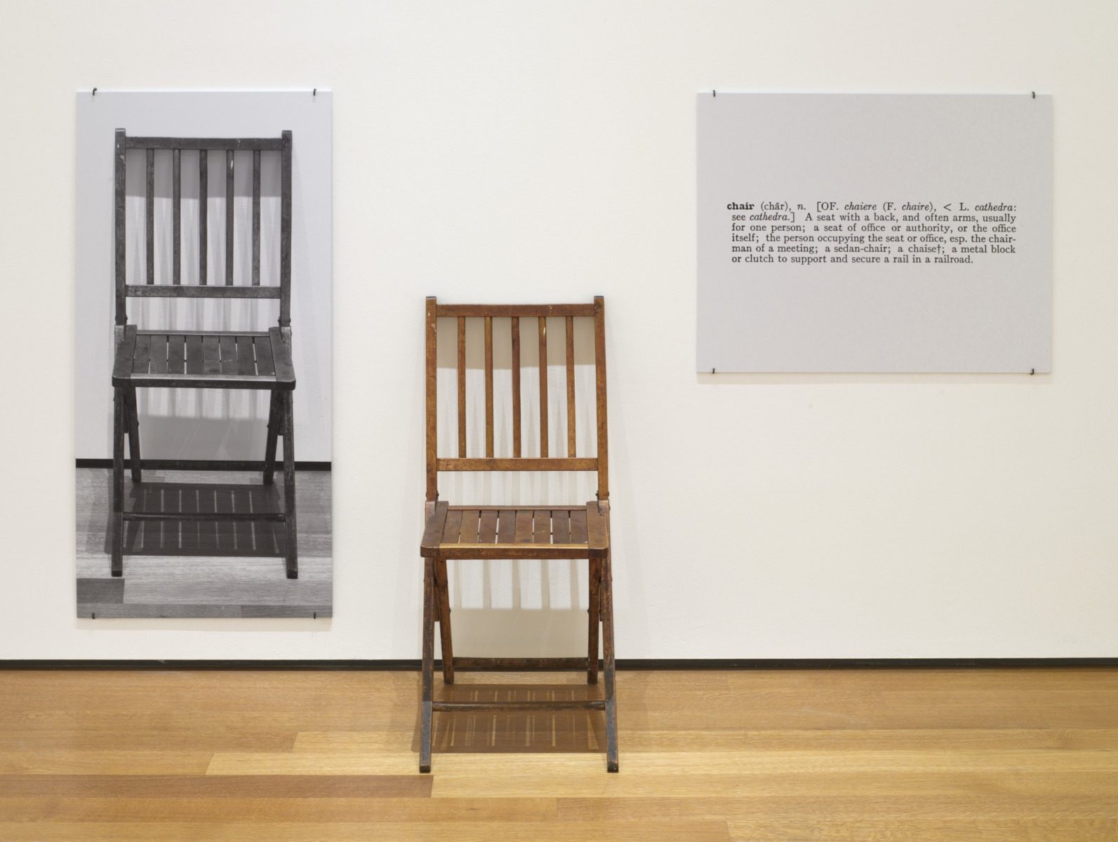 Una e tre sedie di Joseph Kosuth