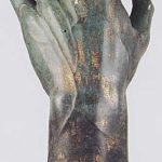 La mano di Costantino del colosso in bronzo