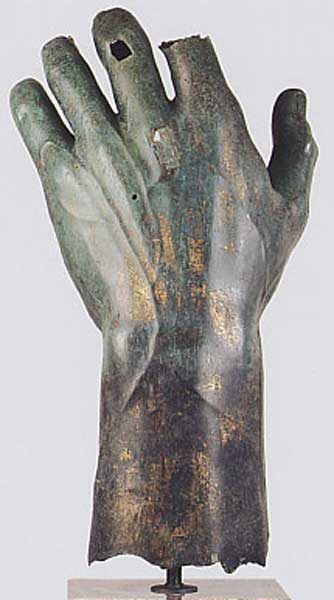 La mano di Costantino del colosso in bronzo