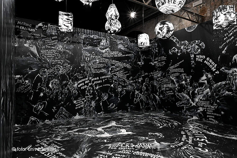 Laurie Anderson, Notebook (o Your Eyes in My Head), giugno-novembre 2026, Installazione site-specific multimediale (pittura murale acrilica/gesso, sound design multicanale, illuminazione immersiva). Venezia, Biennale d'Arte 2026 (In Minor Keys), Padiglione Corderie dell'Arsenale