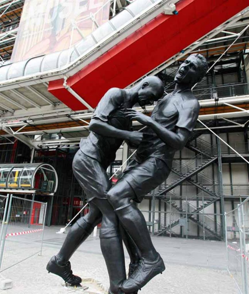 Adel Abdessemed, Coup de tête, 2012, fusione in bronzo, 500 cm. Parigi, Centre Pompidou