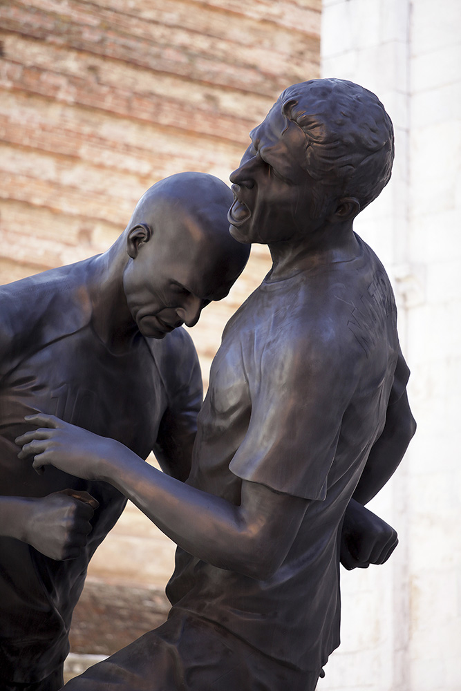 Adel Abdessemed, Coup de tête, 2012, fusione in bronzo, 500 cm. Parigi, Centre Pompidou