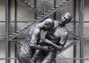 Adel Abdessemed, Coup de tête, 2012, fusione in bronzo, 500 cm. Parigi, Centre Pompidou
