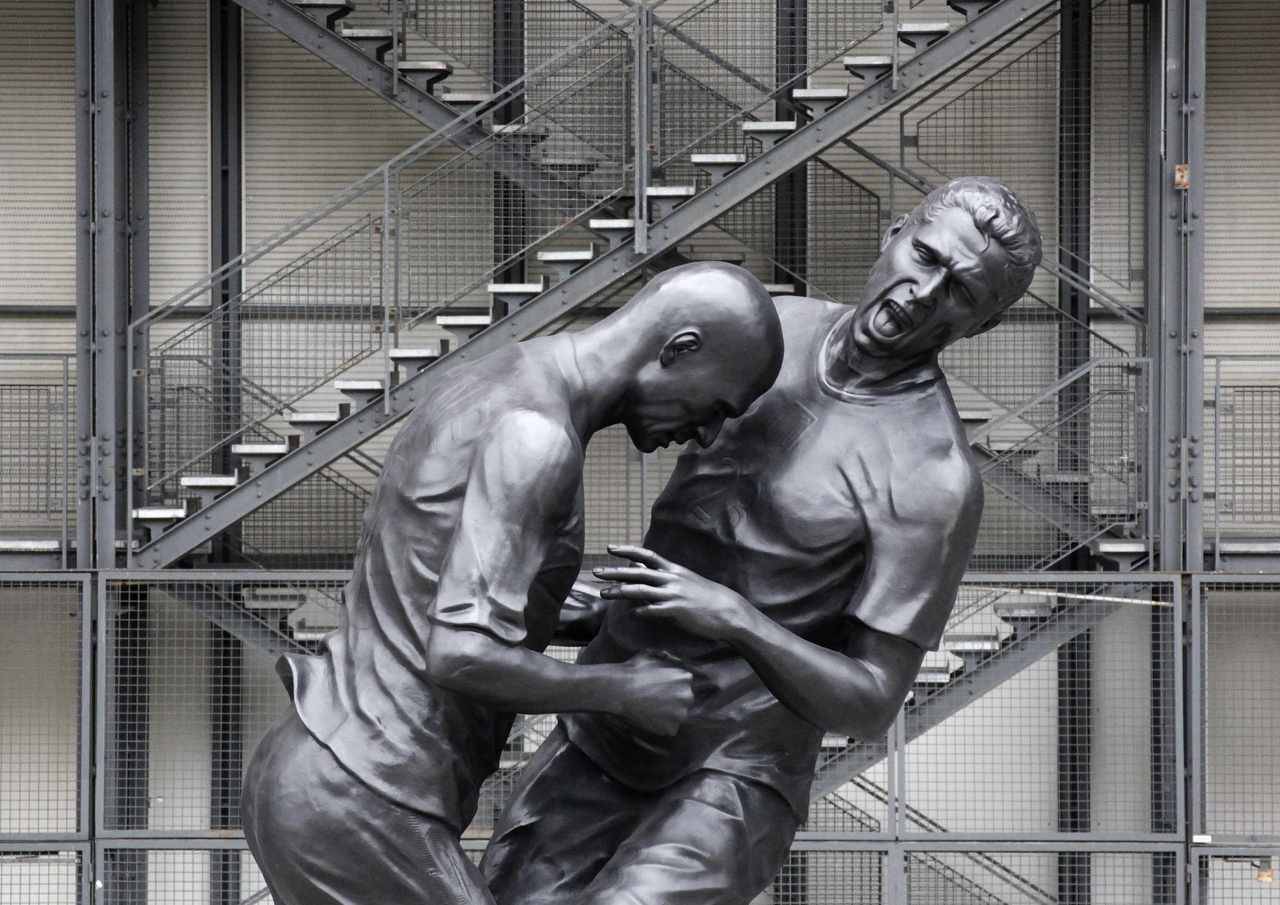 Adel Abdessemed, Coup de tête, 2012, fusione in bronzo, 500 cm. Parigi, Centre Pompidou