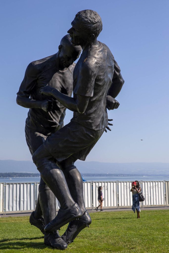 Adel Abdessemed, Coup de tête, 2012, fusione in bronzo, 500 cm. Parigi, Centre Pompidou