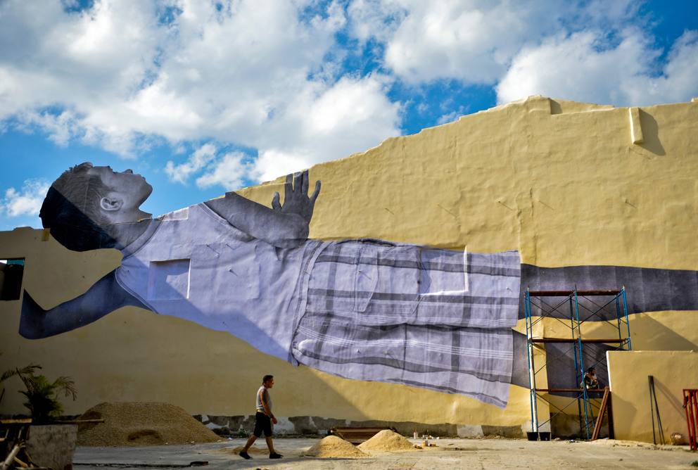 JR (Jean René), Giants, Alain, April 13, 08.22 p.m., Havana, Cuba, 2019, carta e olla d'amido, parete esterna dell'ex cinema Águila de Oro, nel Barrio Chino de L'Avana, a Cuba, Courtesy Galleria Continua