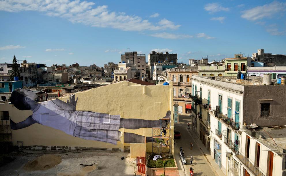 JR (Jean René), Giants, Alain, April 13, 08.22 p.m., Havana, Cuba, 2019, carta e olla d'amido, parete esterna dell'ex cinema Águila de Oro, nel Barrio Chino de L'Avana, a Cuba, Courtesy Galleria Continua