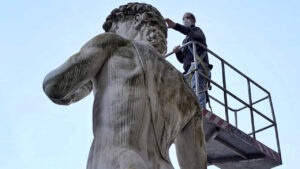 Copia del David di Michelangelo di Luigi Arrighetti danneggiata dal fuoco