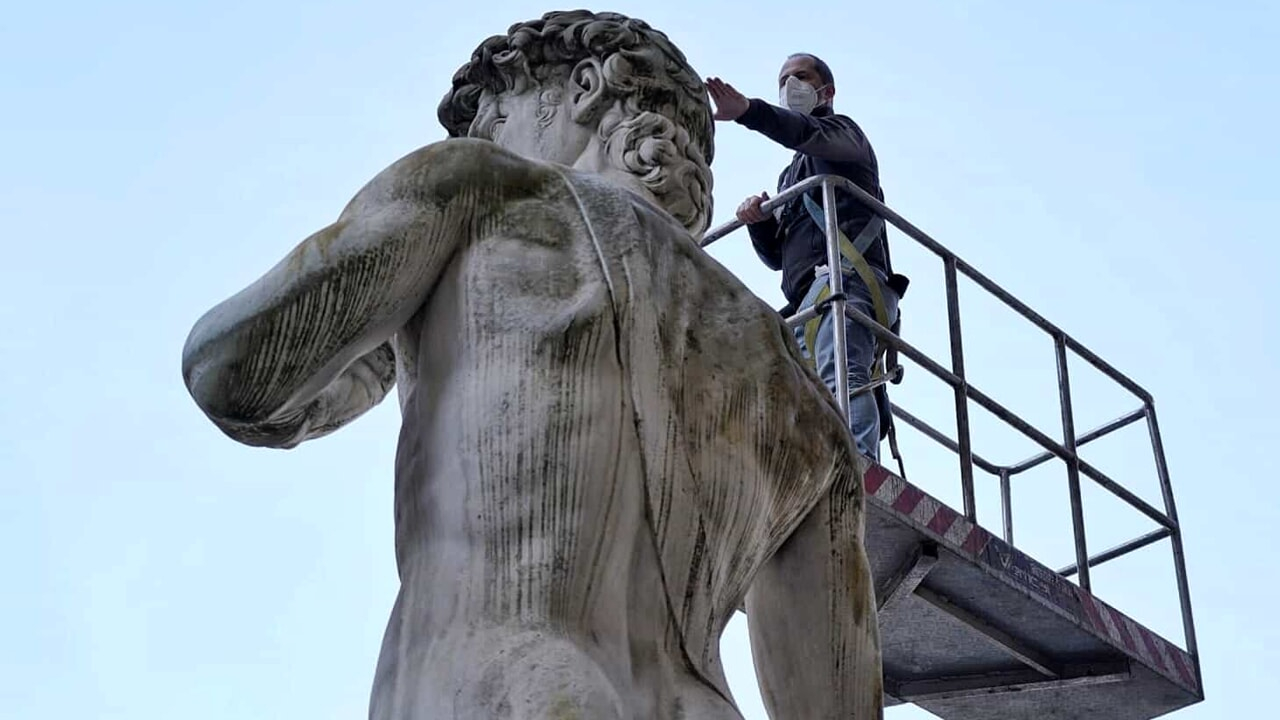 Copia del David di Michelangelo di Luigi Arrighetti danneggiata dal fuoco