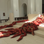 Elizabeth Aro, Santa Sangre, 2015, 18 elementi di broccato di velluto, di 9 metri ciascuno, dimensioni variabili, Moritzkirche, Augsburg, Germany ElizabethAro© Courtesy Elizabeth Aro - Site-specific