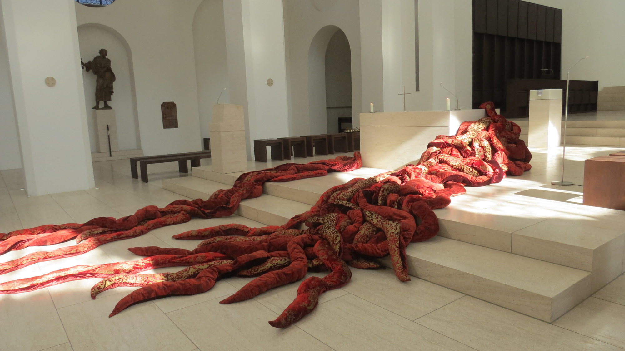 Elizabeth Aro, Santa Sangre, 2015, 18 elementi di broccato di velluto, di 9 metri ciascuno, dimensioni variabili, Moritzkirche, Augsburg, Germany ElizabethAro© Courtesy Elizabeth Aro - Site-specific